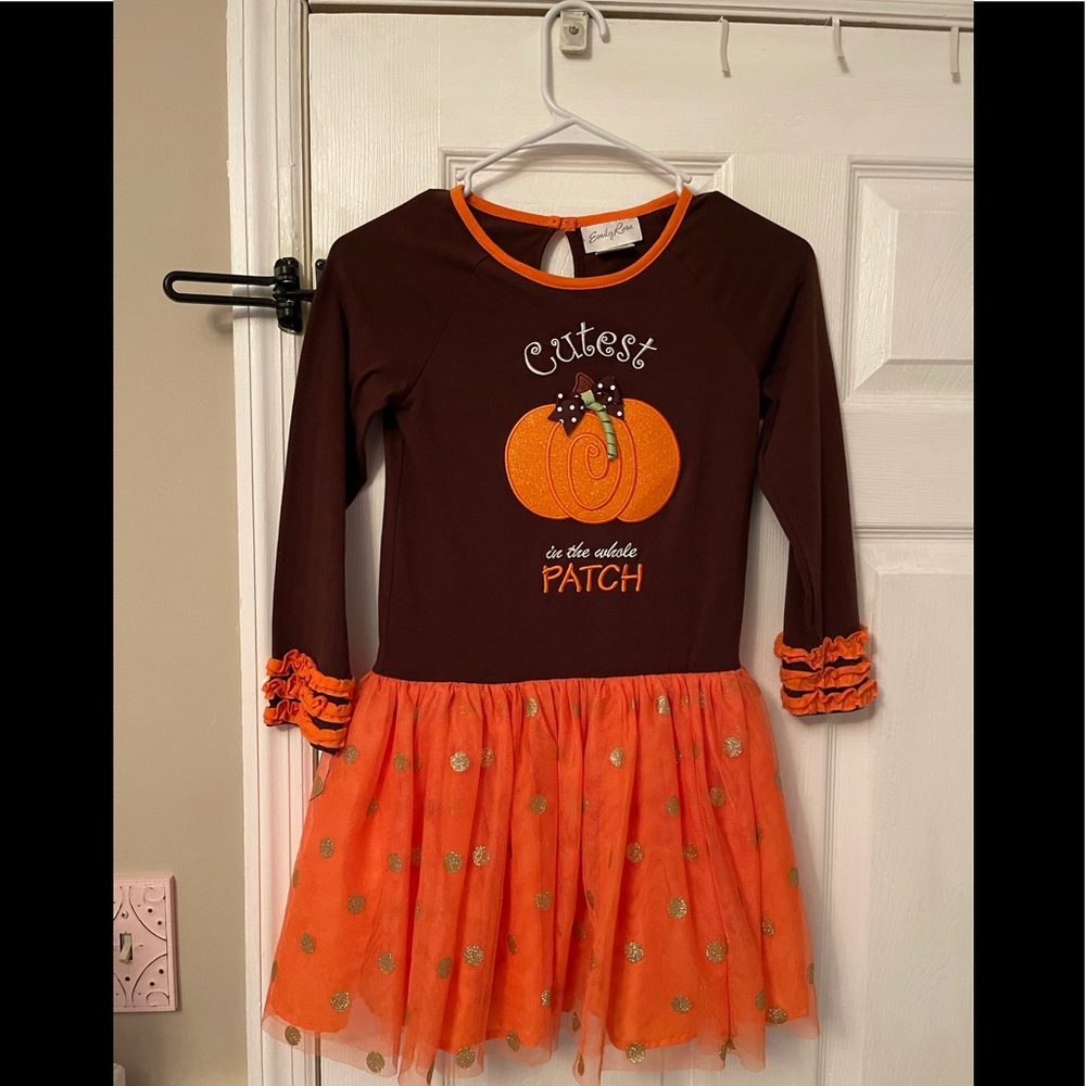 Girls outfit smoke free home.